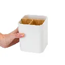 alt_promocional_publicitario_portaobjetos_plastico_madera_T822_mano.webp