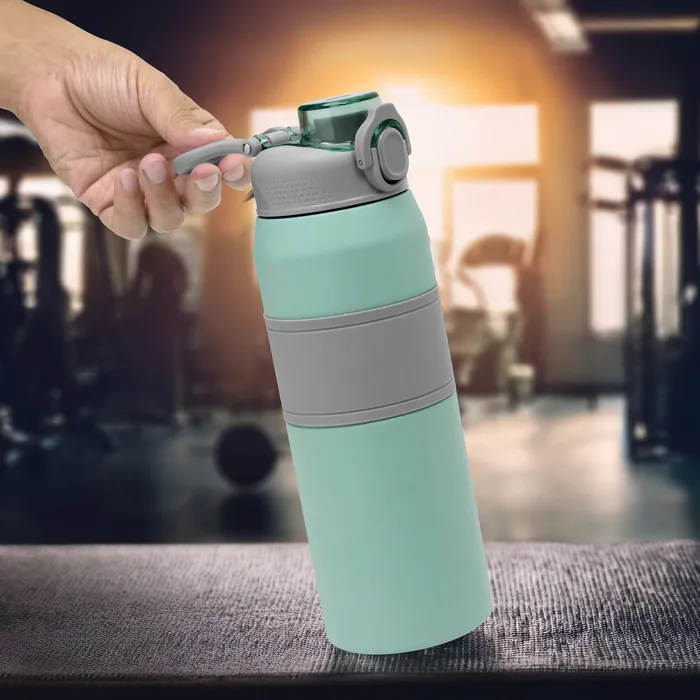 alt_promocional_publicitario_botella_deportiva_vacuum_T743_aqua_contexto.webp