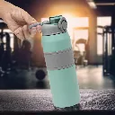 alt_promocional_publicitario_botella_deportiva_vacuum_T743_aqua_contexto.webp