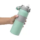 alt_promocional_publicitario_botella_deportiva_vacuum_T743_aqua_mano.webp