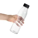 alt_promocional_publicitario_botella_PET_Cristalino_T719_T720K_Tapa_Negra_Negro_Mano.webp